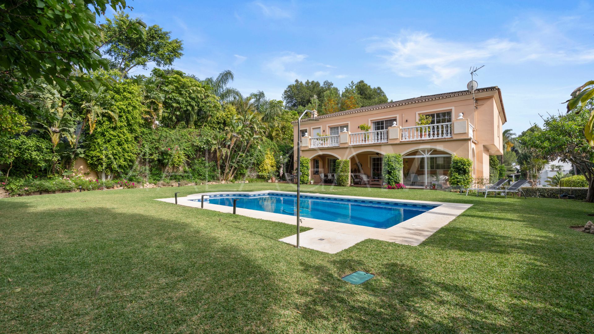 Se vende villa de 5 bedrooms in Nueva Andalucia