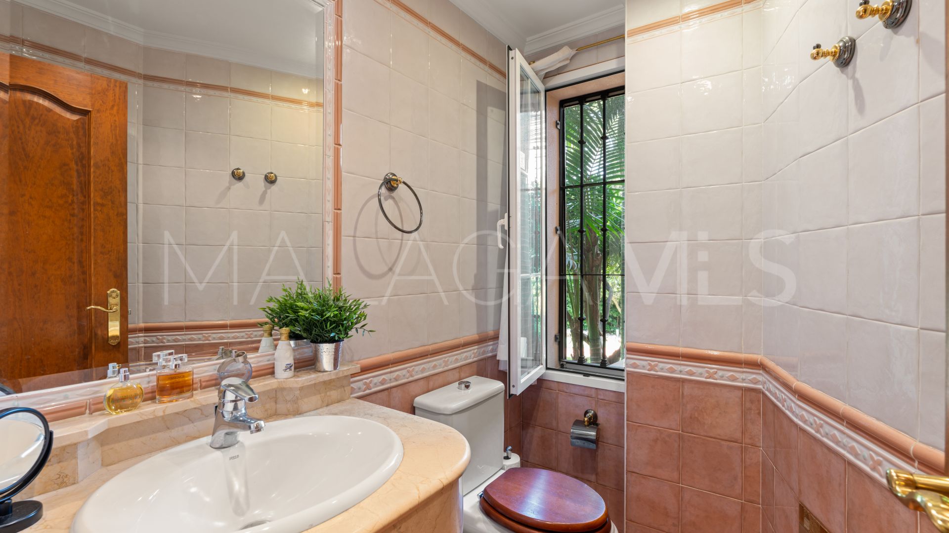 Se vende villa de 5 bedrooms in Nueva Andalucia
