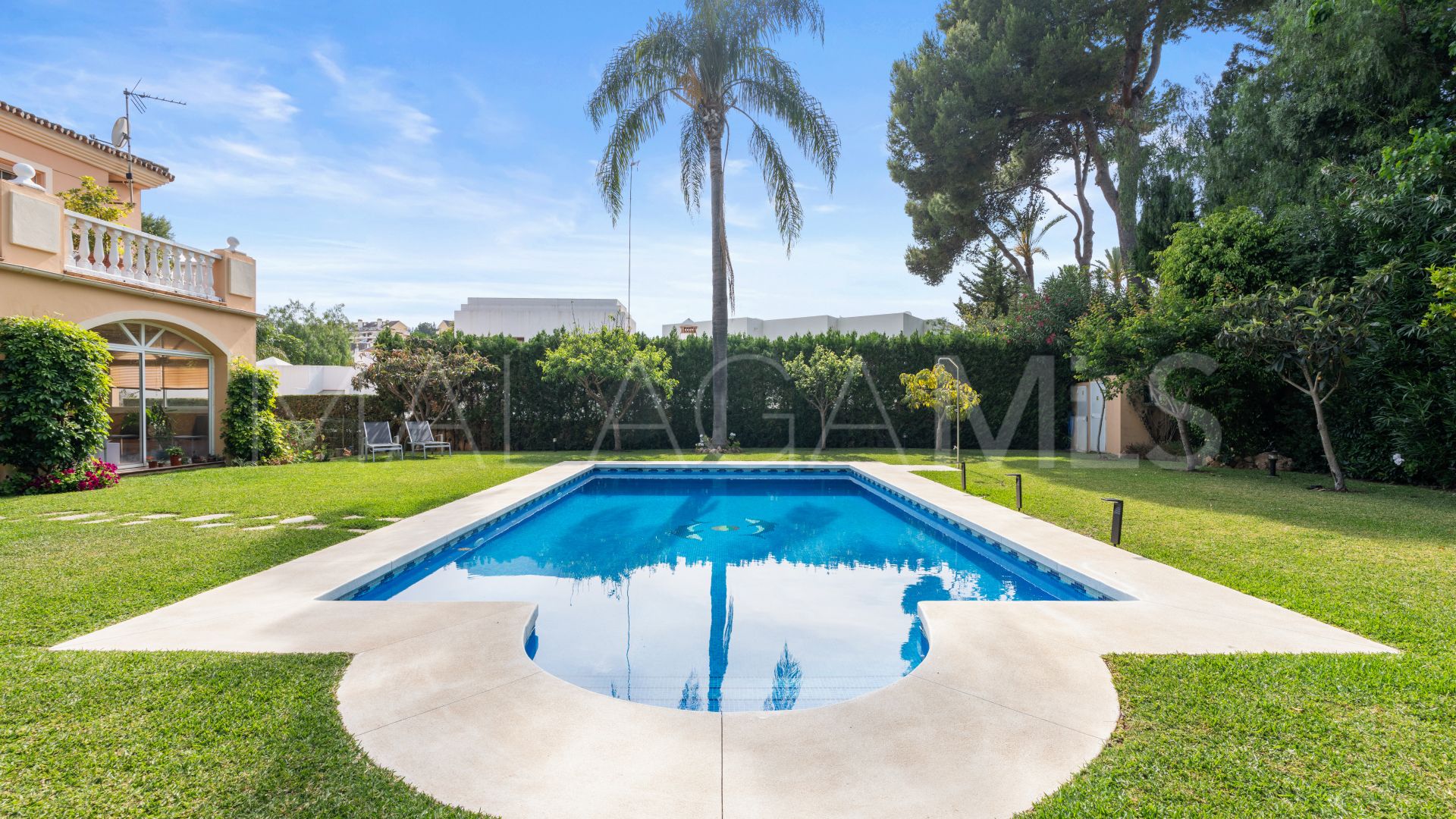 Se vende villa de 5 bedrooms in Nueva Andalucia