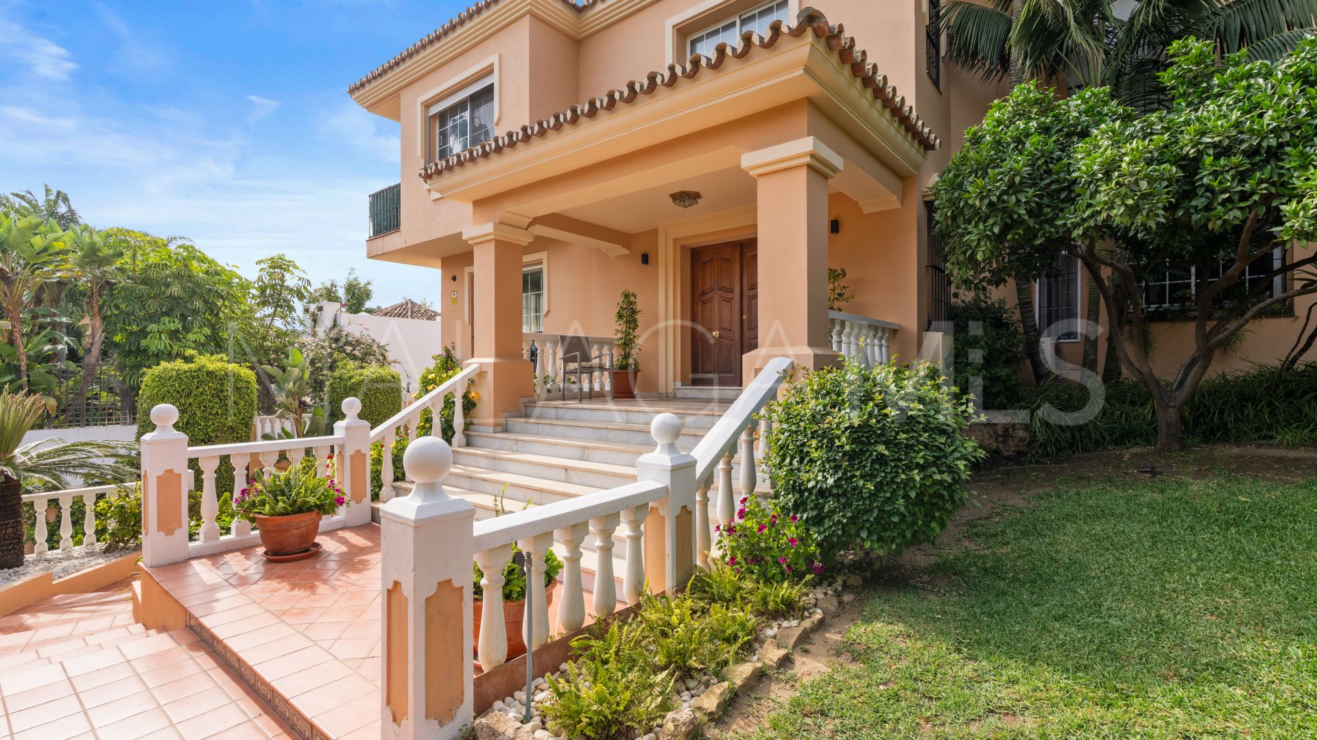 Se vende villa de 5 bedrooms in Nueva Andalucia