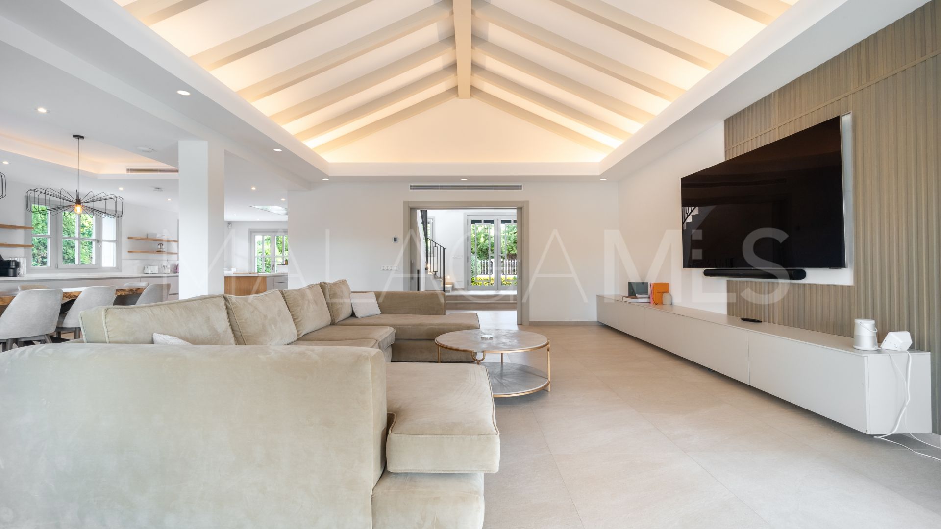 Villa a la venta in Los Naranjos Golf with 6 bedrooms