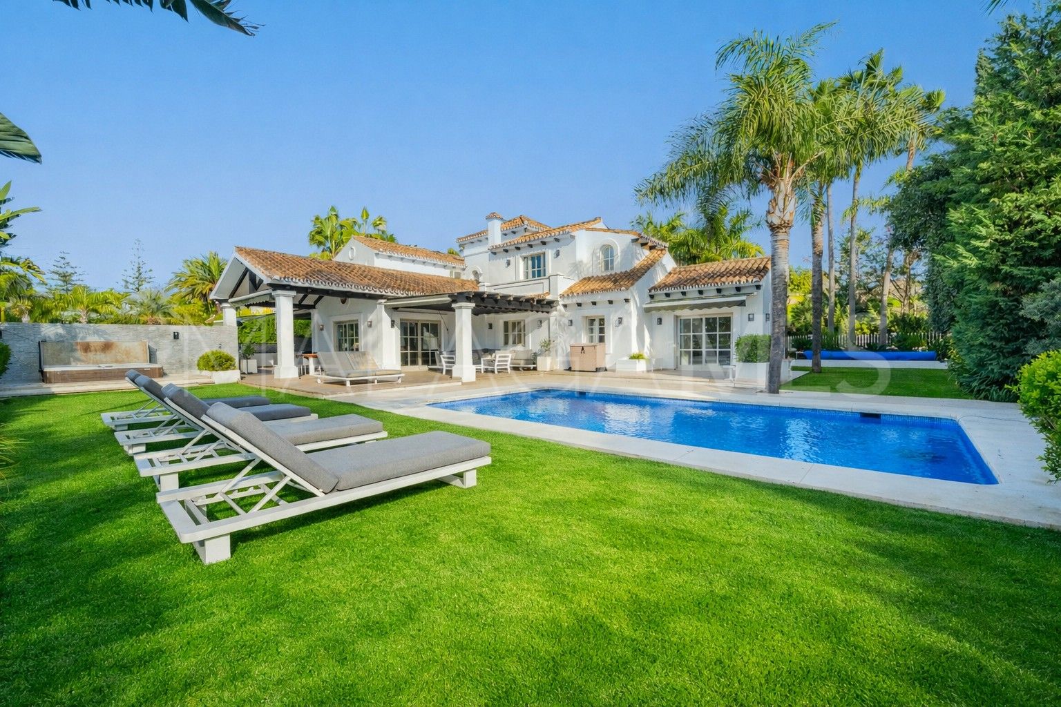 Villa a la venta in Los Naranjos Golf with 6 bedrooms