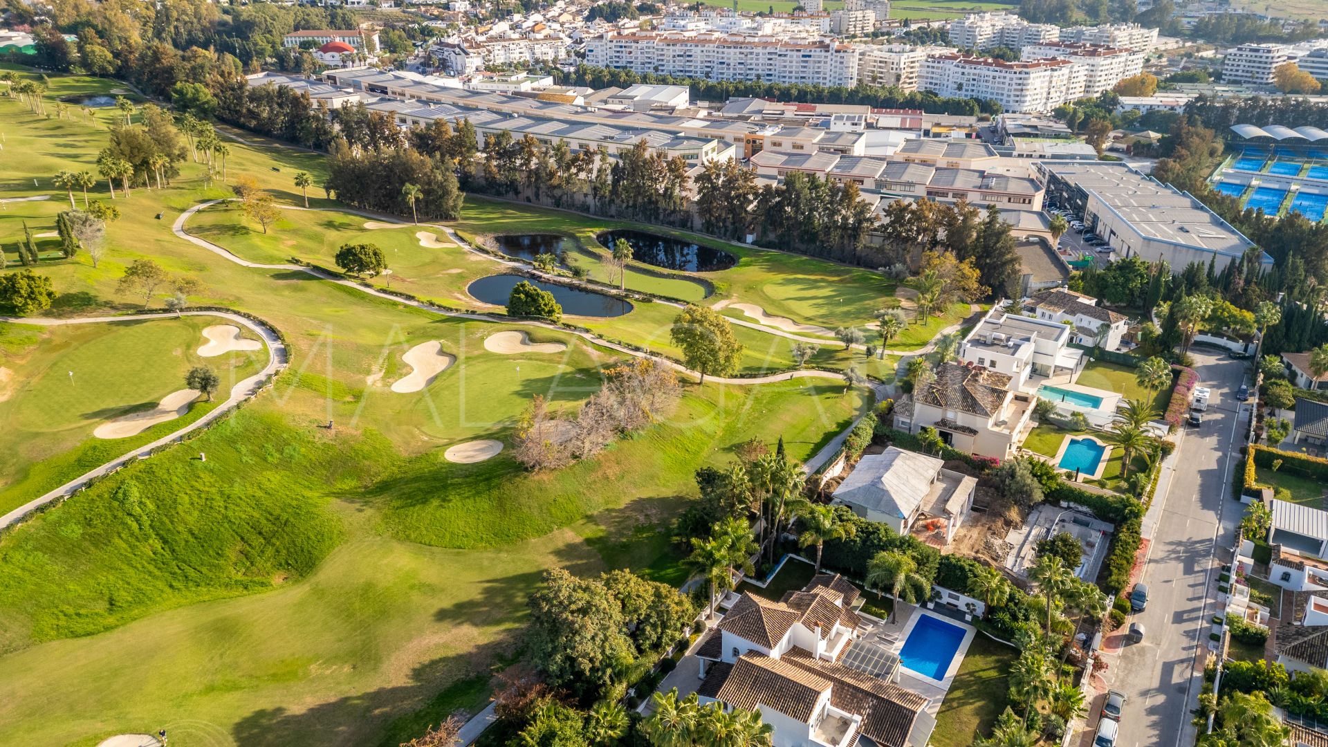Villa a la venta in Los Naranjos Golf with 6 bedrooms
