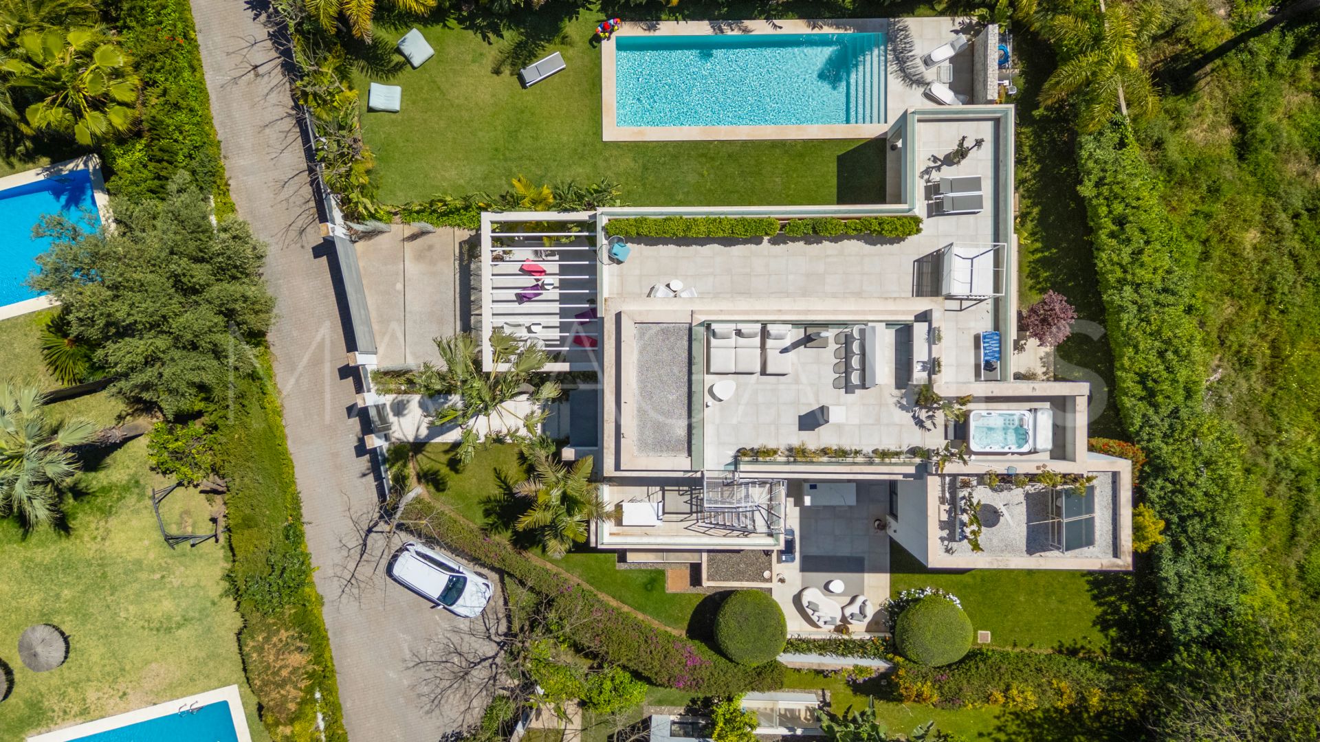 Buy villa in Estepona Este