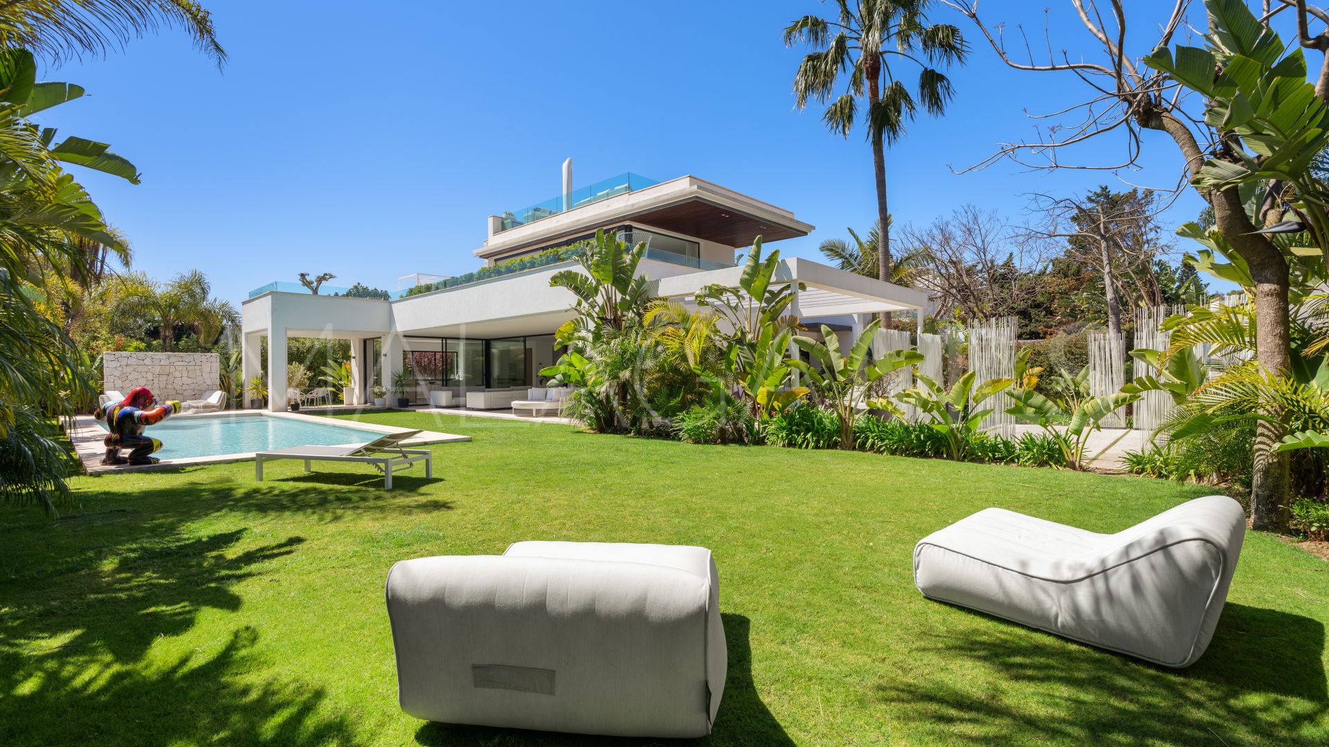 Buy villa in Estepona Este