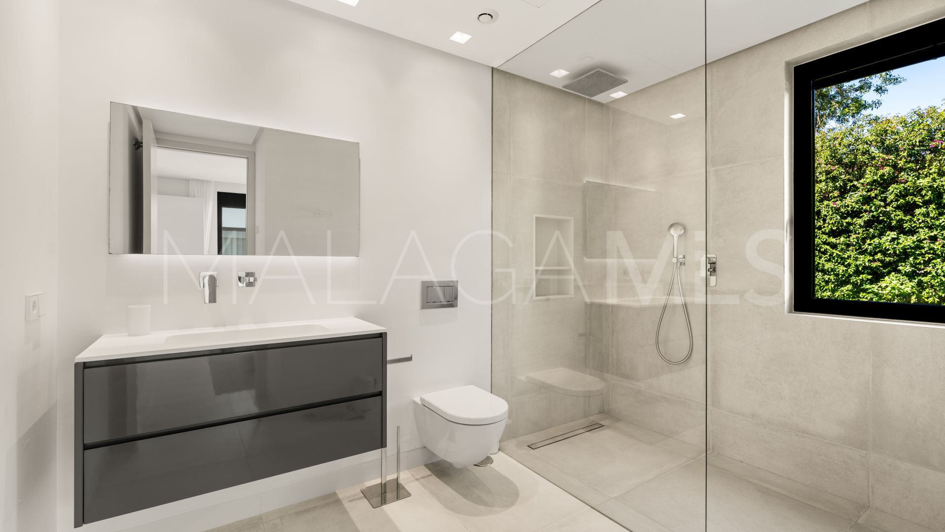 Buy villa in Estepona Este