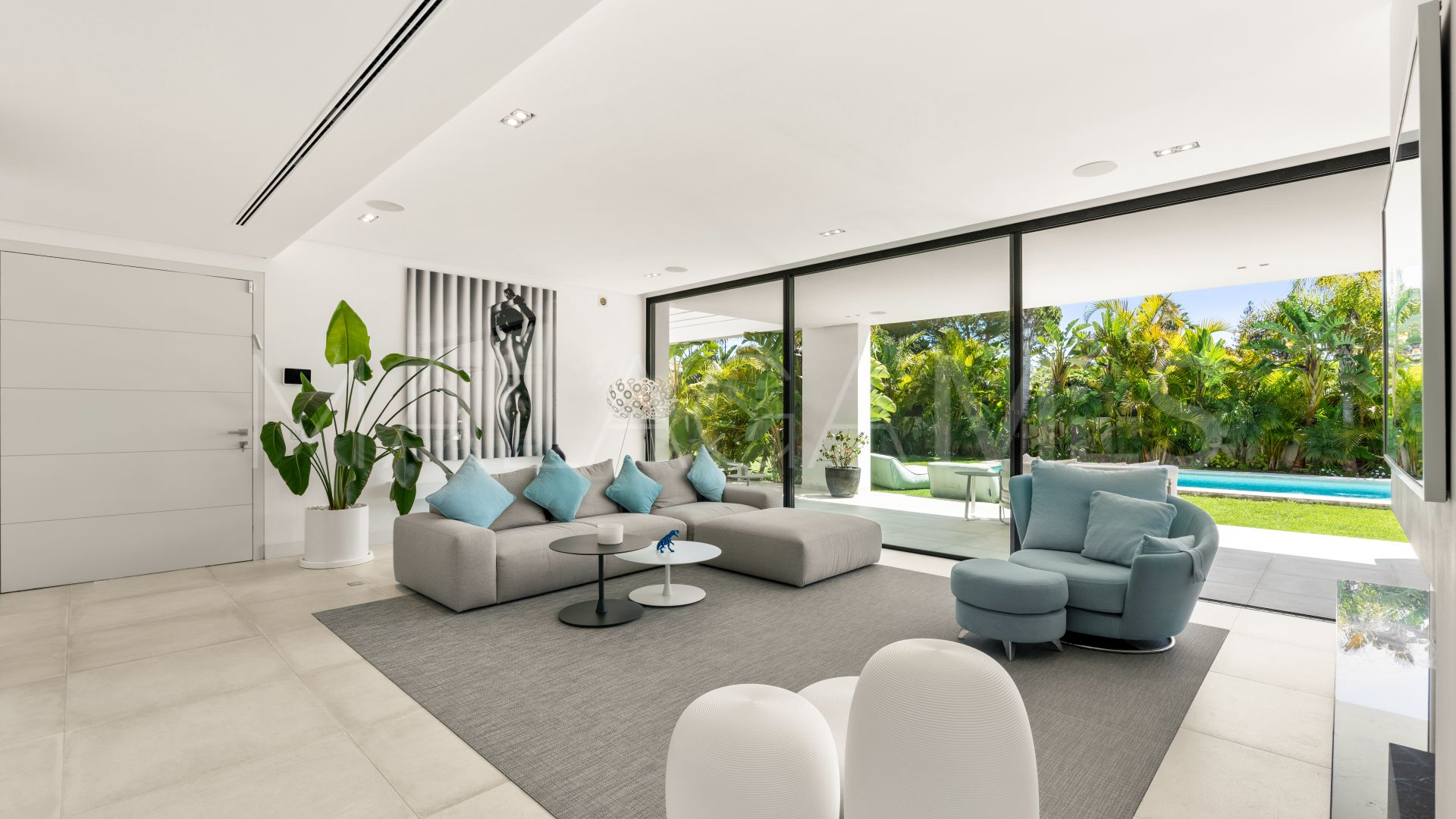 Buy villa in Estepona Este