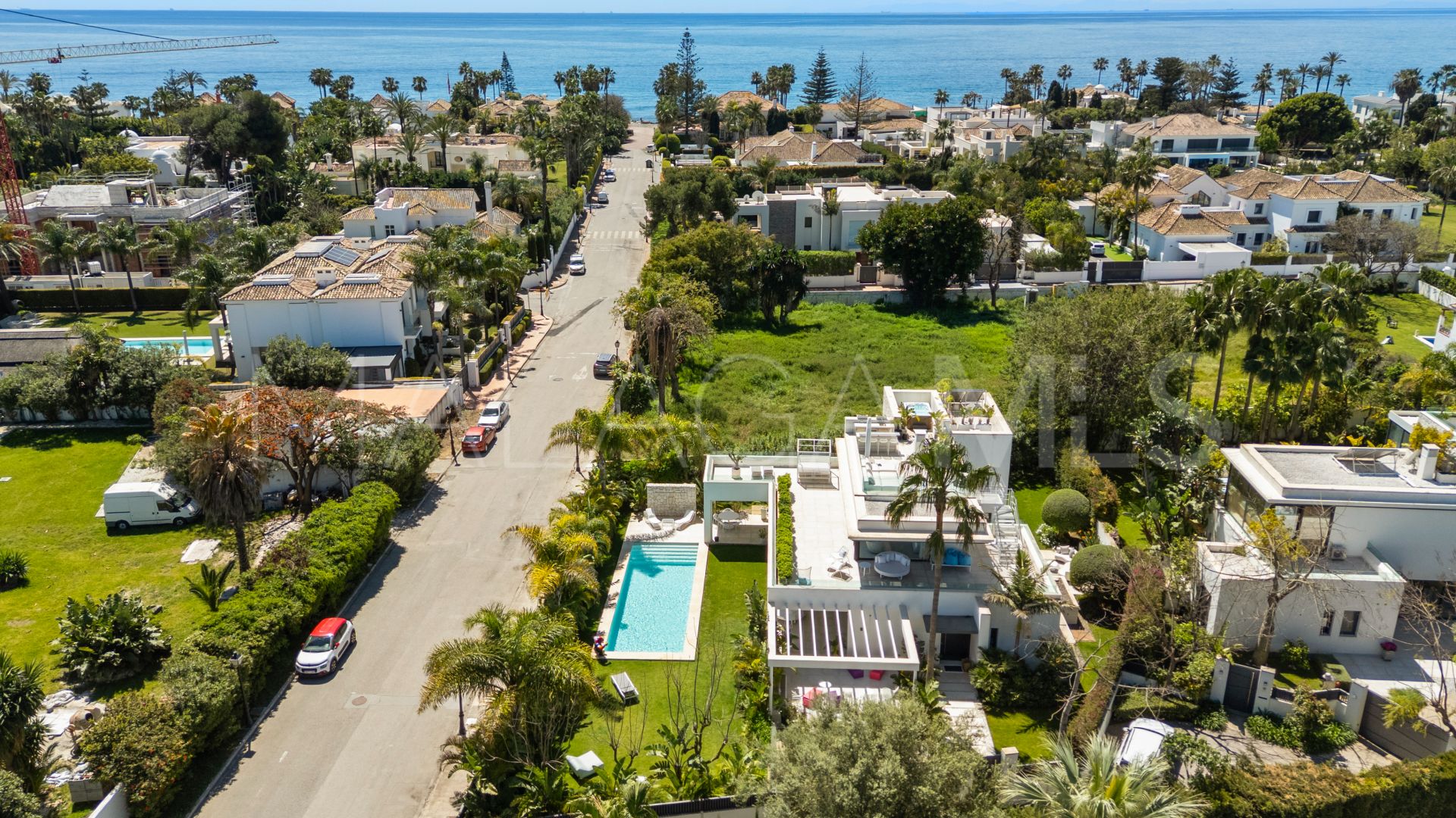 Buy villa in Estepona Este