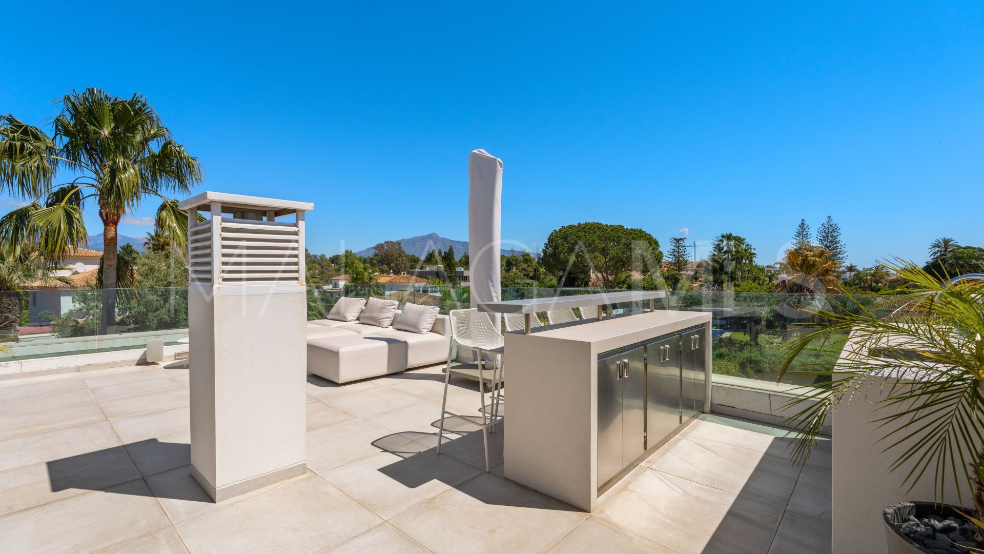 Buy villa in Estepona Este