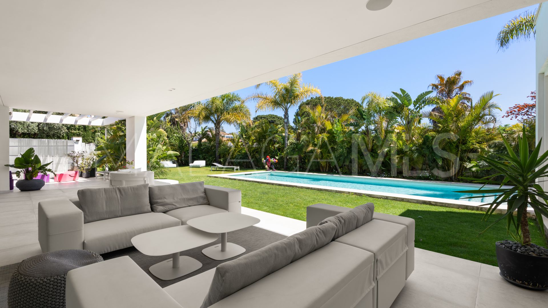 Buy villa in Estepona Este