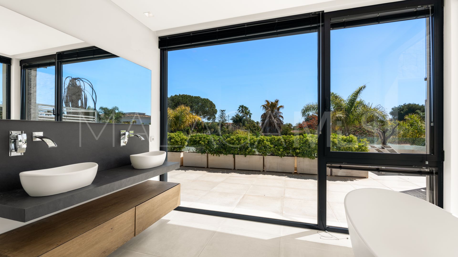 Buy villa in Estepona Este