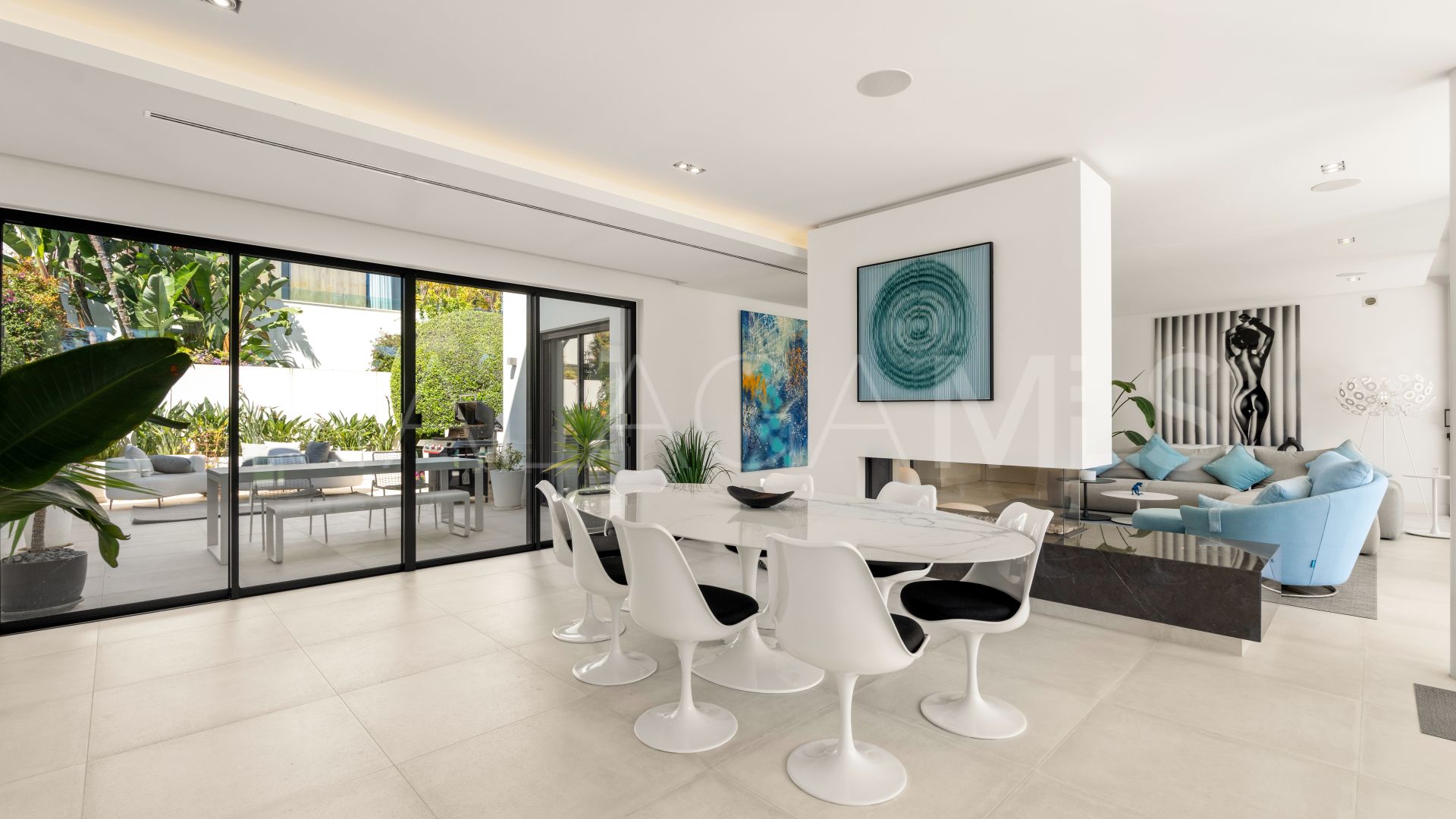 Buy villa in Estepona Este
