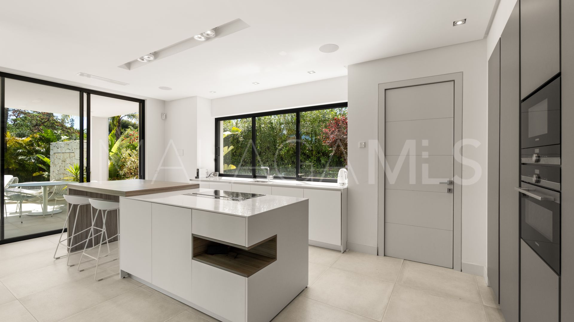 Buy villa in Estepona Este