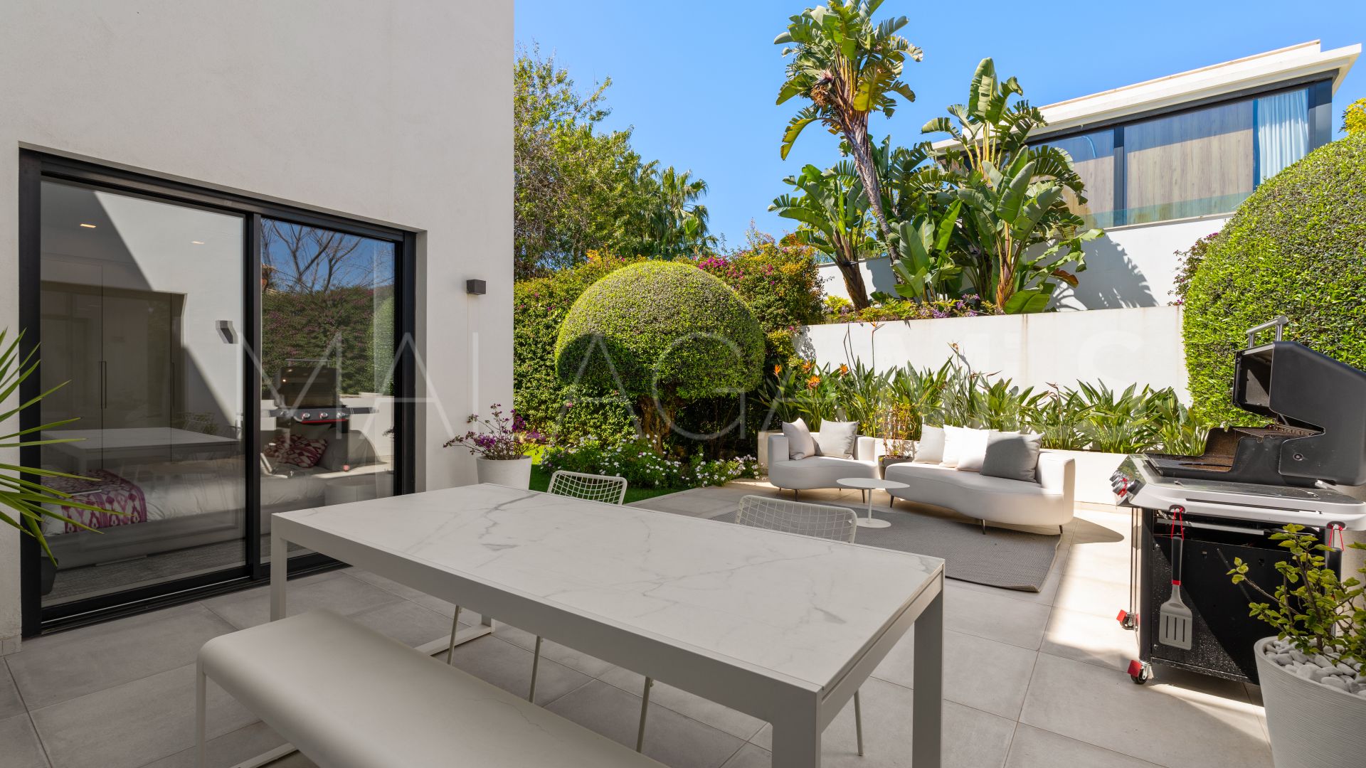 Buy villa in Estepona Este