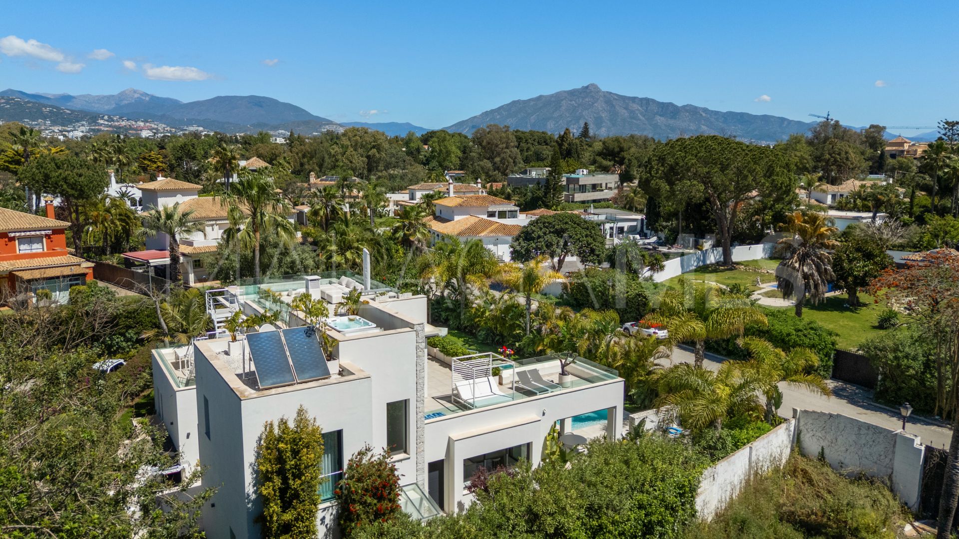 Buy villa in Estepona Este