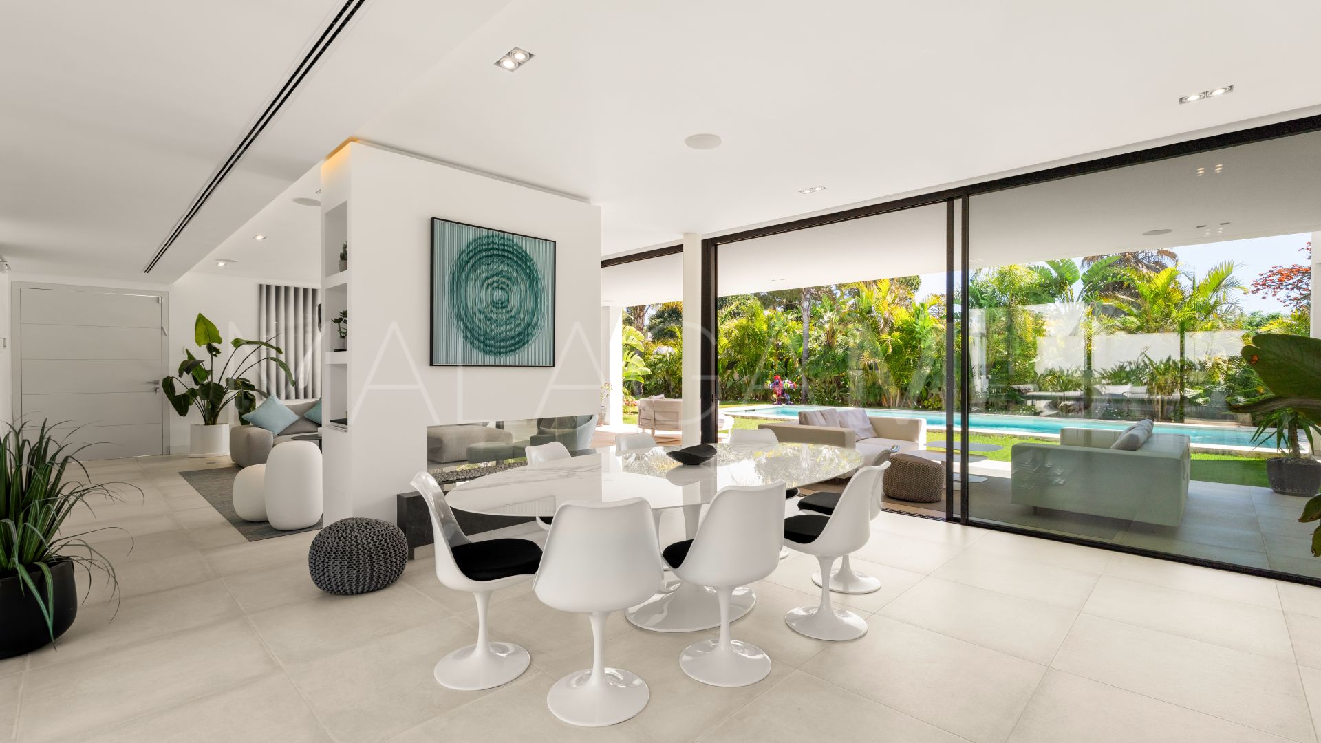 Buy villa in Estepona Este