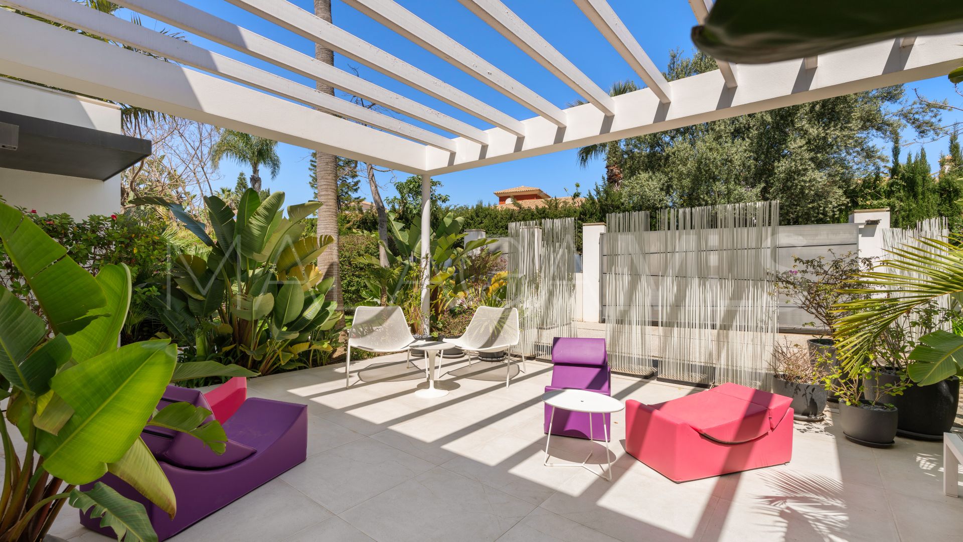 Buy villa in Estepona Este