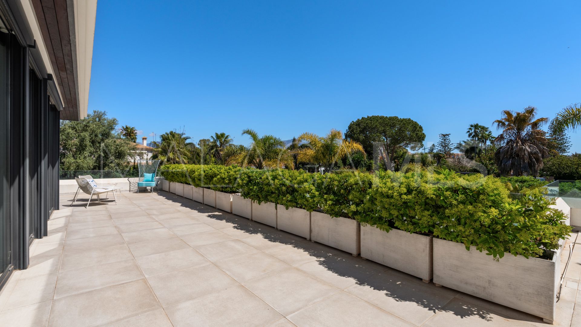 Buy villa in Estepona Este