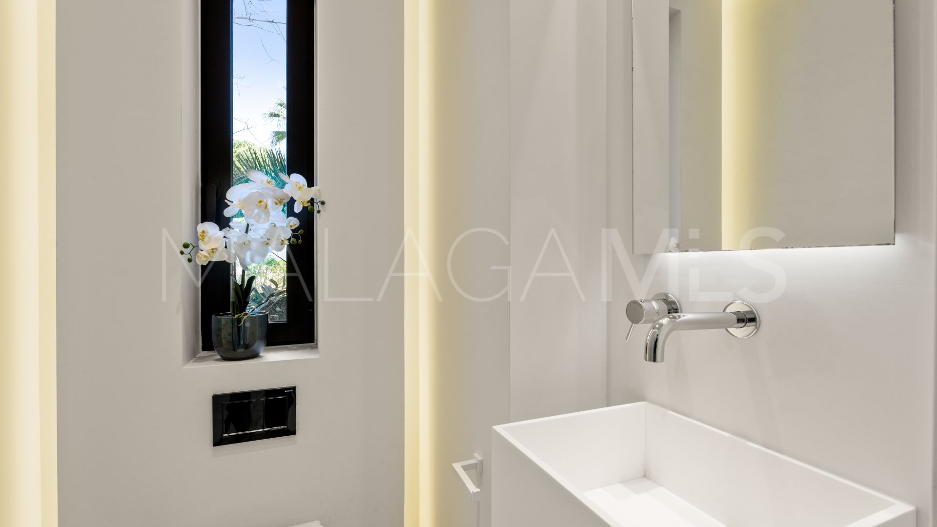 Buy villa in Estepona Este