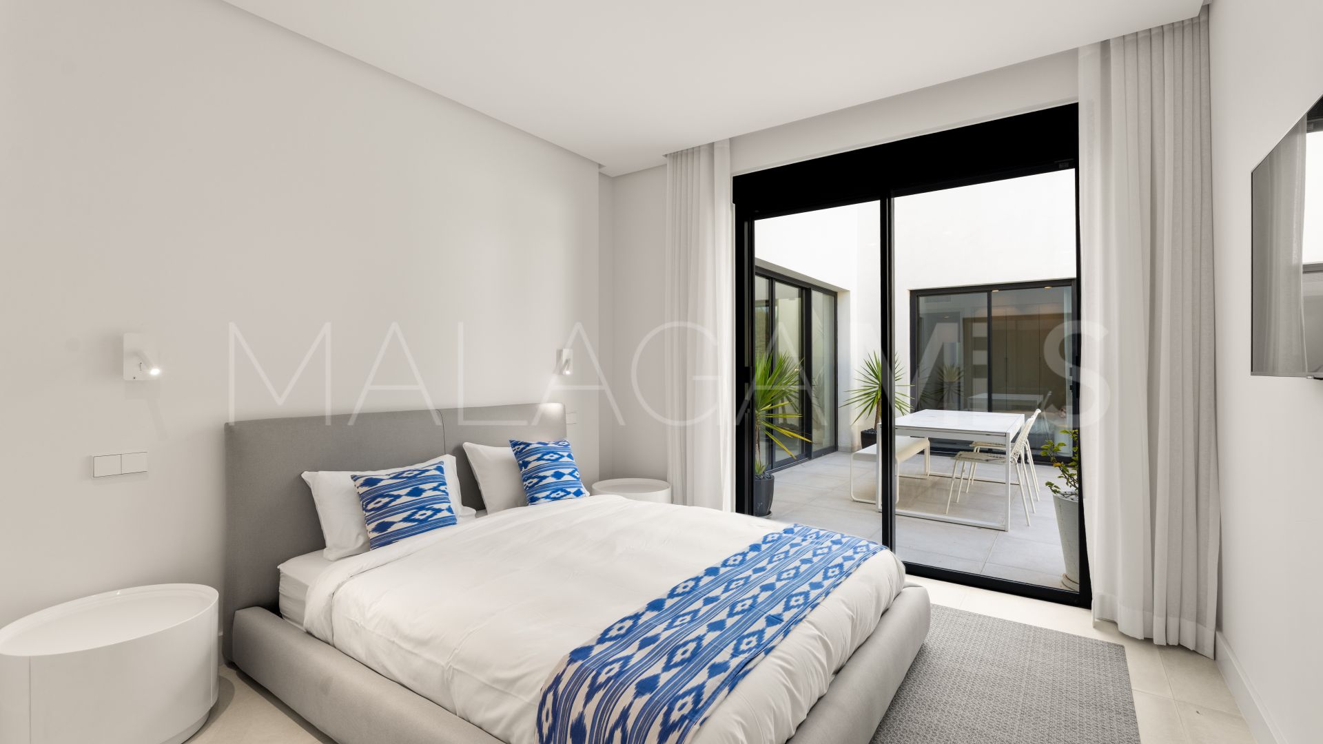 Buy villa in Estepona Este