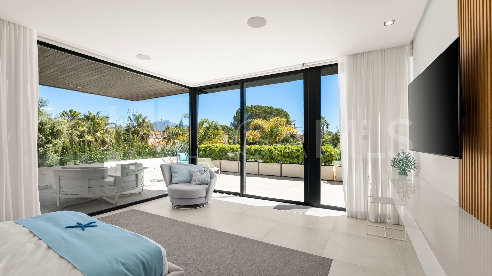 Buy villa in Estepona Este