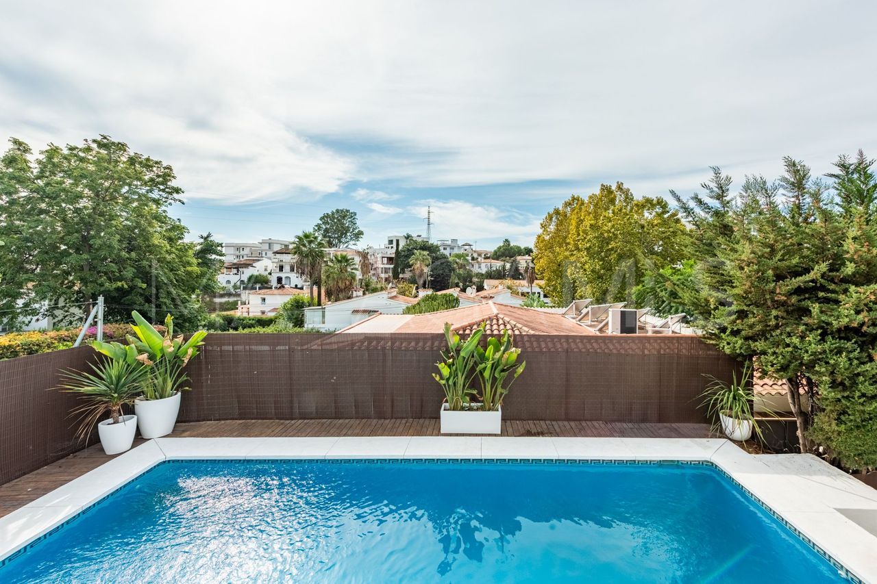 Villa for sale in Nueva Andalucia