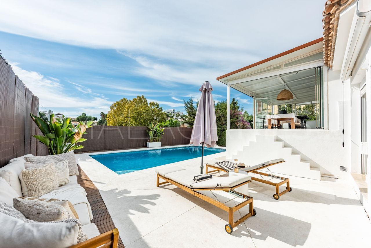 Villa for sale in Nueva Andalucia