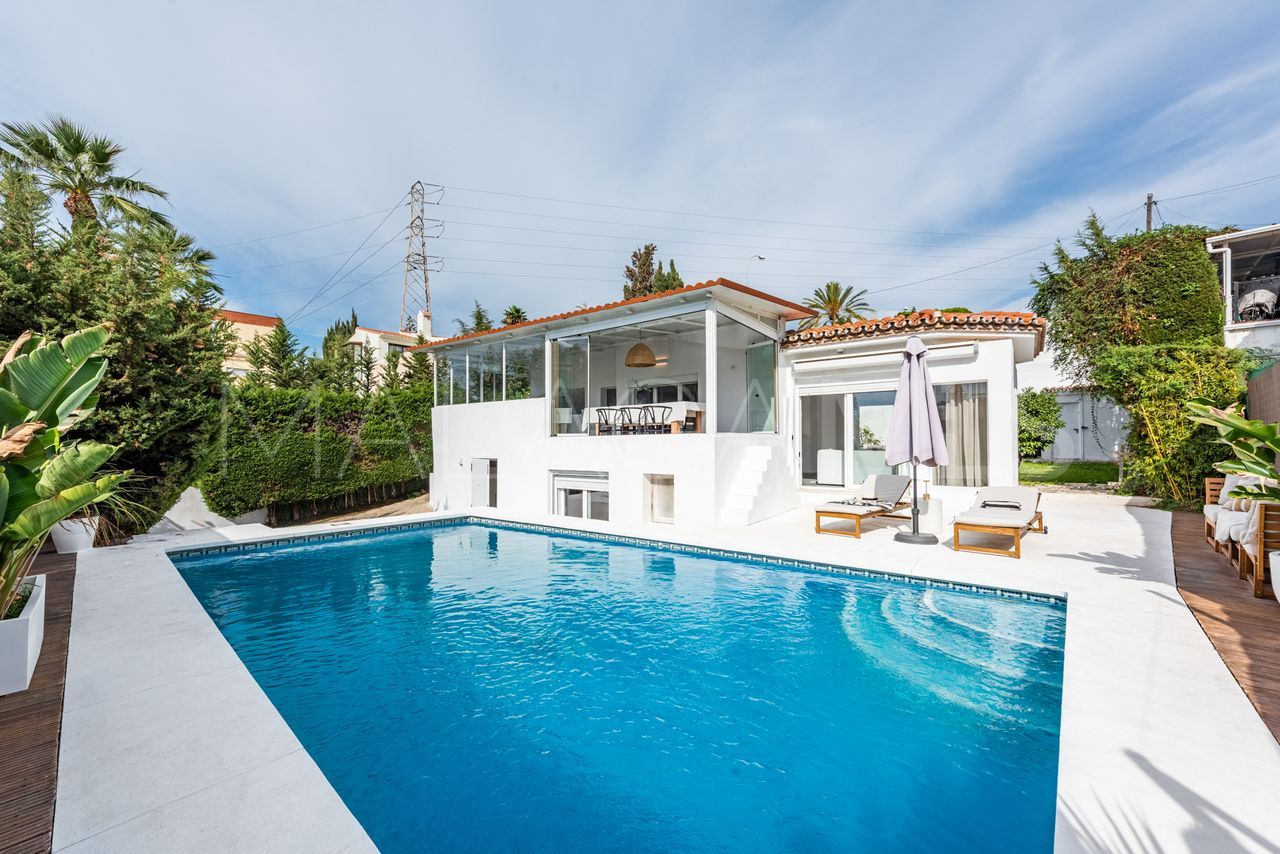 Villa for sale in Nueva Andalucia