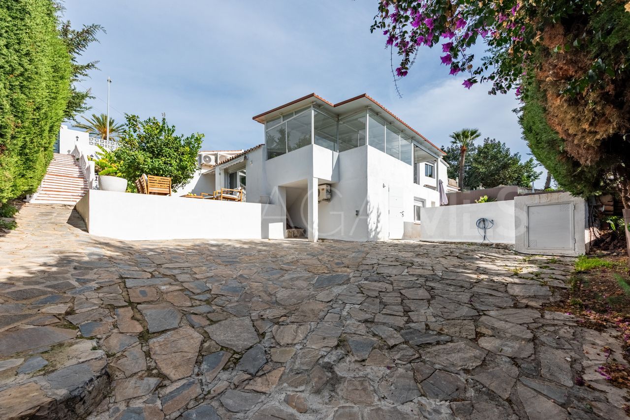 Villa for sale in Nueva Andalucia