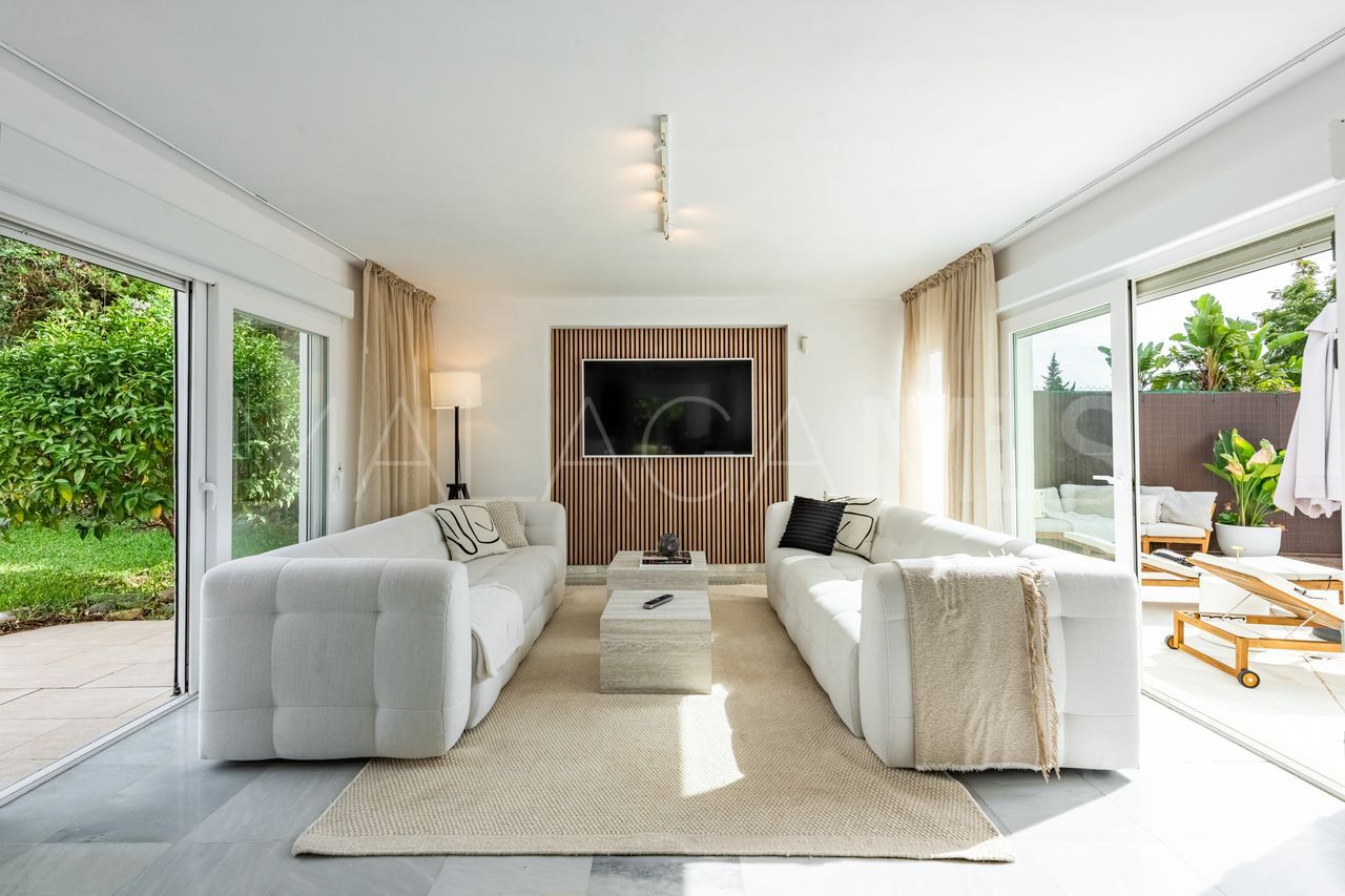 Villa for sale in Nueva Andalucia