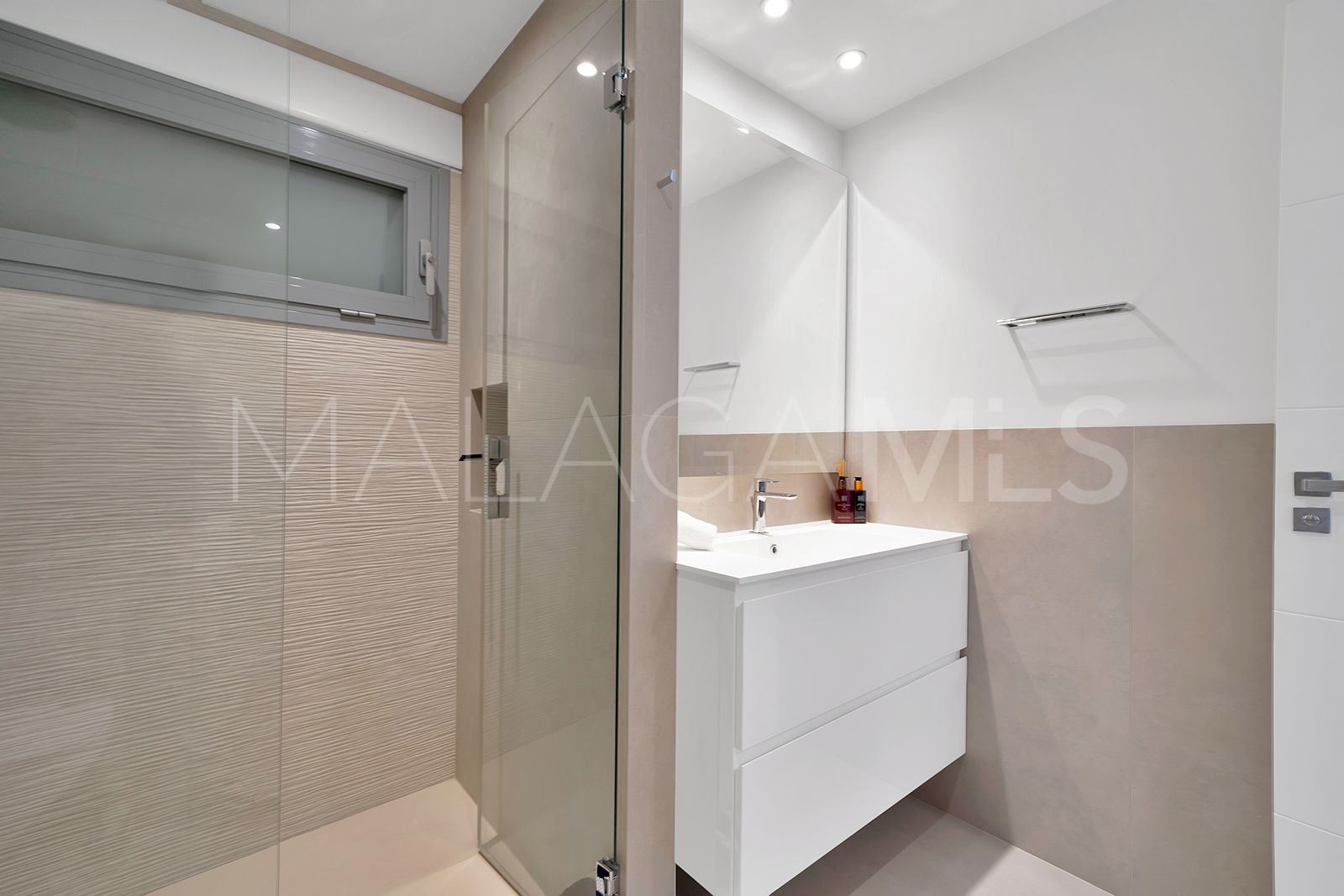 Villa for sale in Las Lomas de Nueva Andalucia