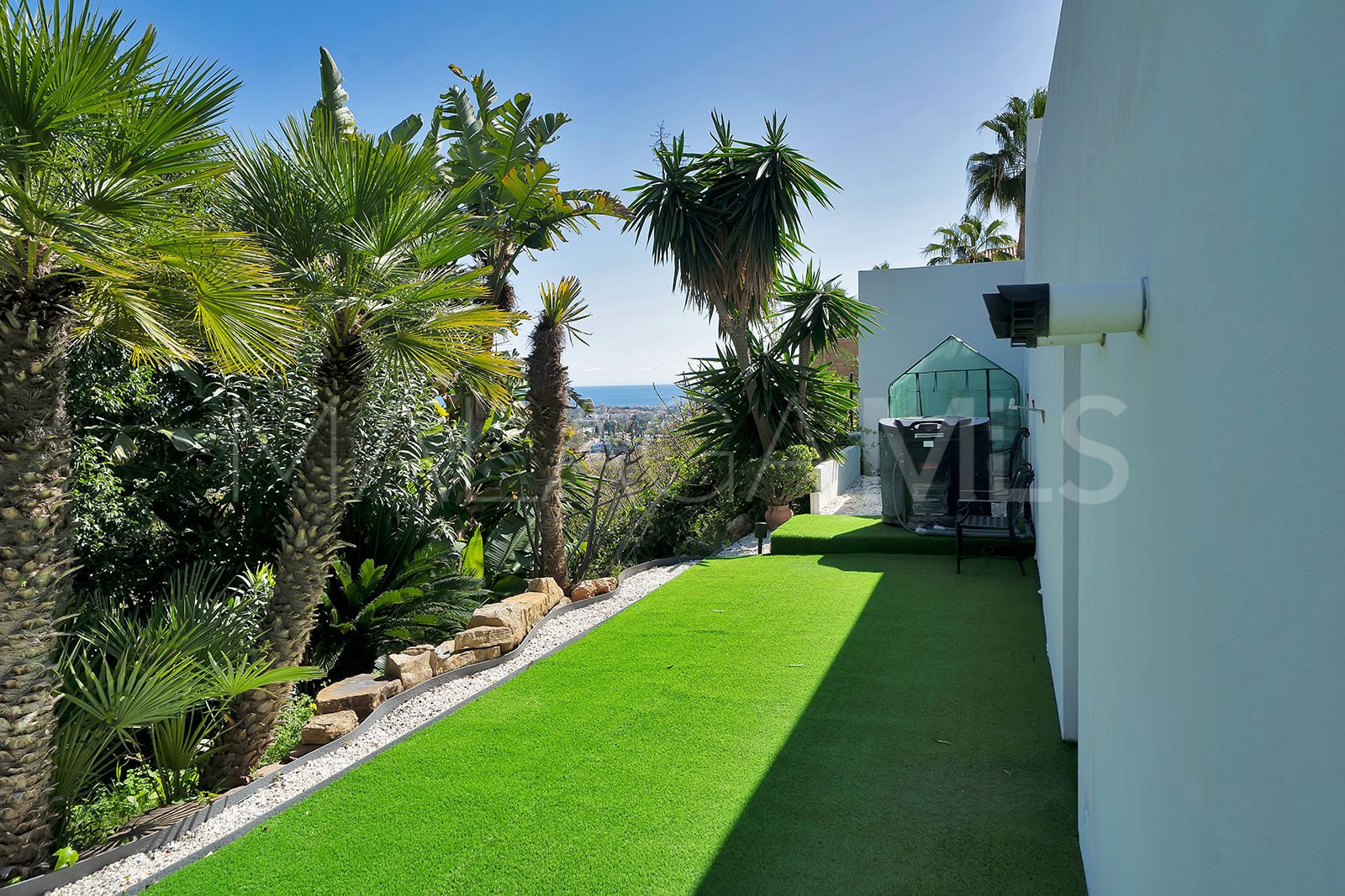 Villa for sale in Las Lomas de Nueva Andalucia