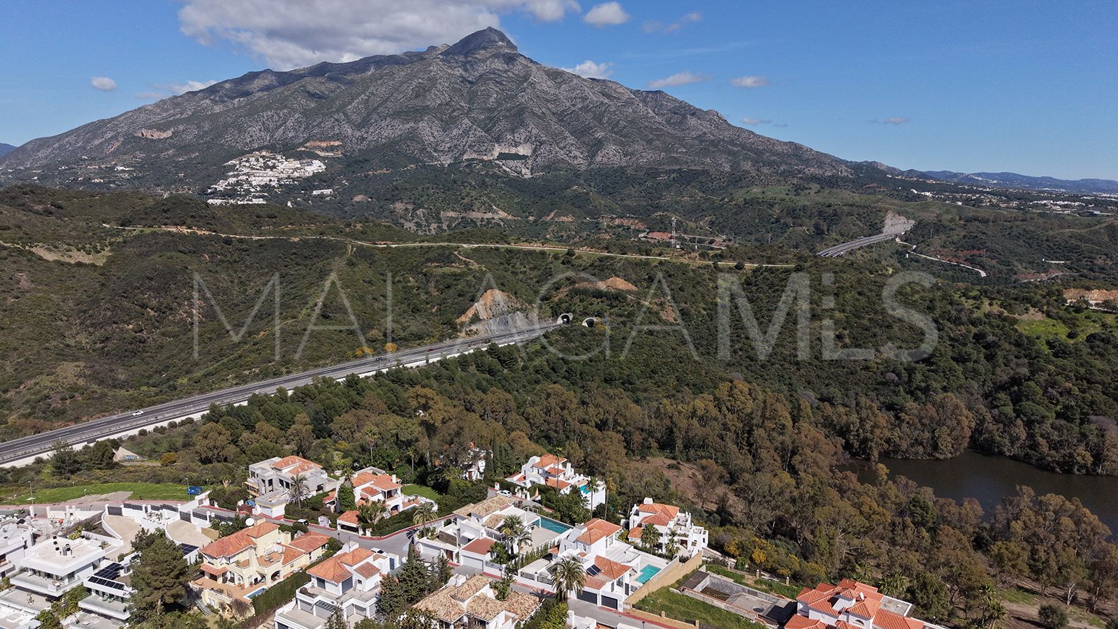 Villa for sale in Las Lomas de Nueva Andalucia