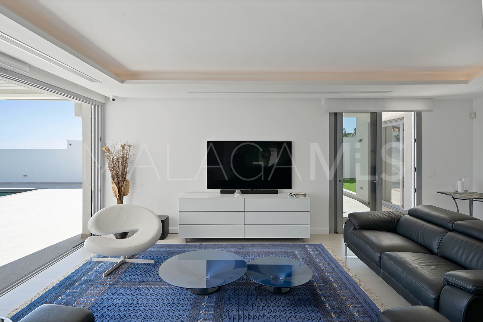 Villa for sale in Las Lomas de Nueva Andalucia