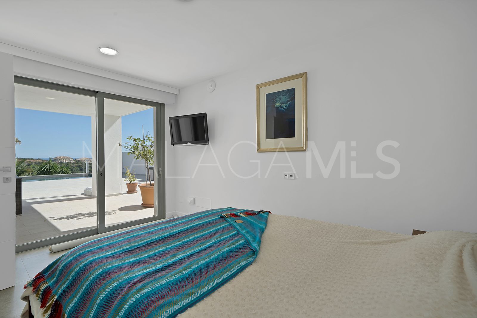 Villa for sale in Las Lomas de Nueva Andalucia