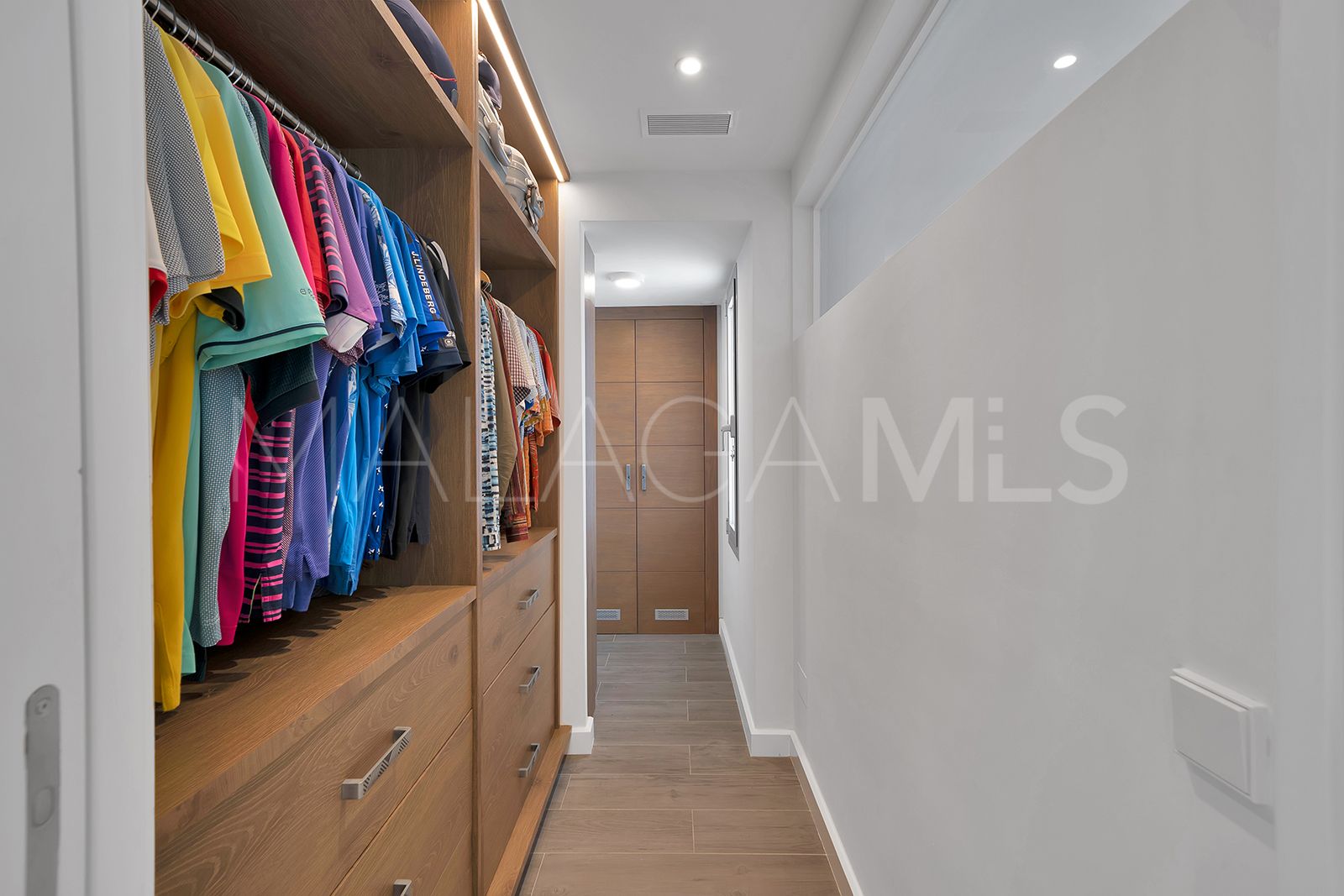 Villa for sale in Las Lomas de Nueva Andalucia