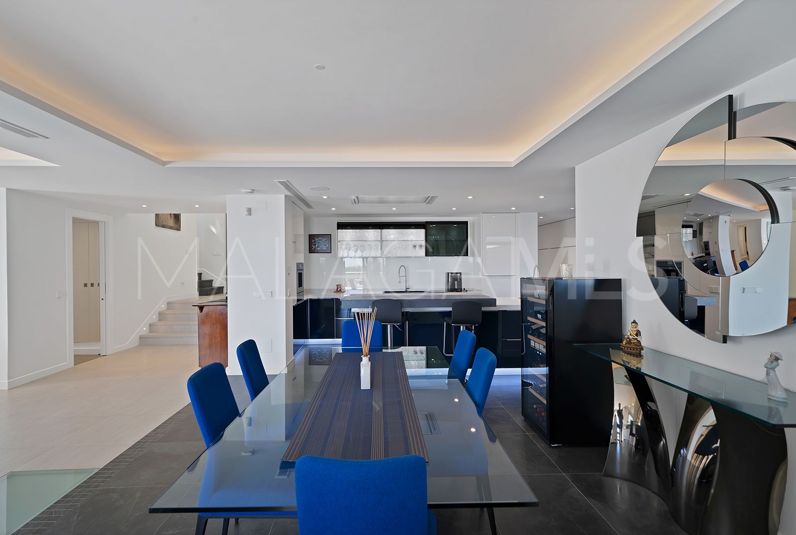 Villa for sale in Las Lomas de Nueva Andalucia