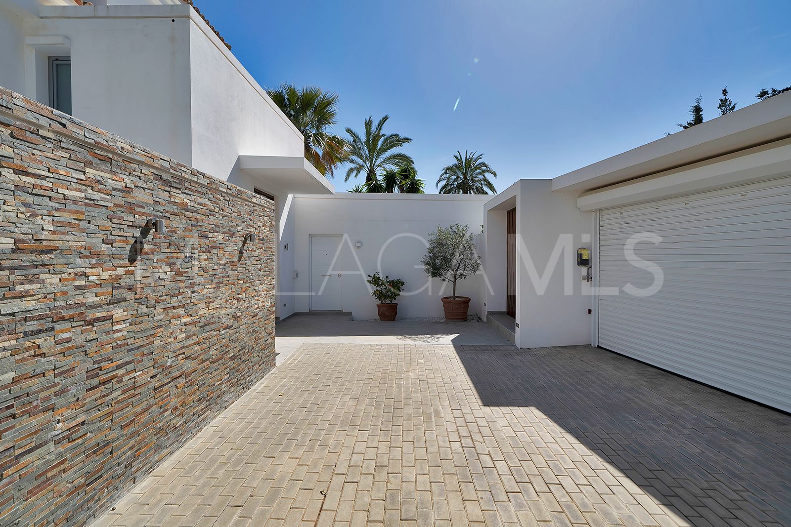 Villa for sale in Las Lomas de Nueva Andalucia