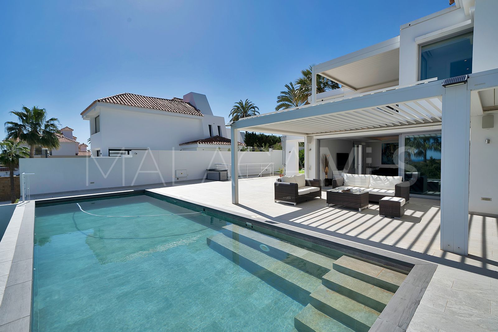 Villa for sale in Las Lomas de Nueva Andalucia