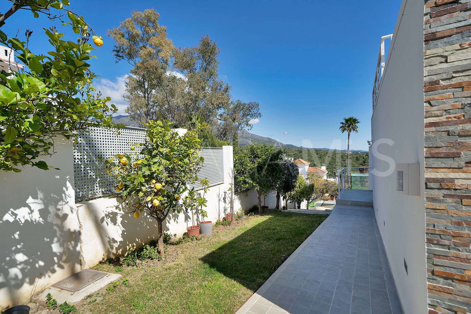 Villa for sale in Las Lomas de Nueva Andalucia