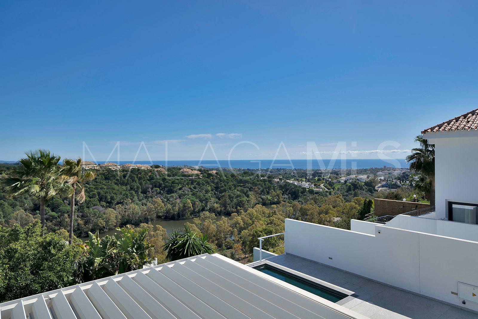 Villa for sale in Las Lomas de Nueva Andalucia