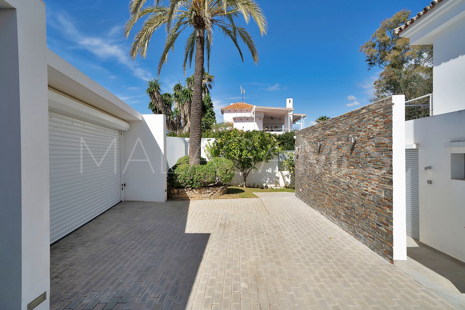 Villa for sale in Las Lomas de Nueva Andalucia