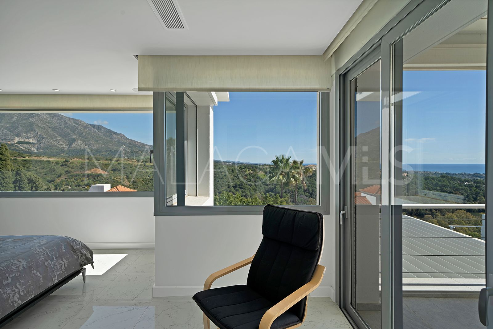 Villa for sale in Las Lomas de Nueva Andalucia