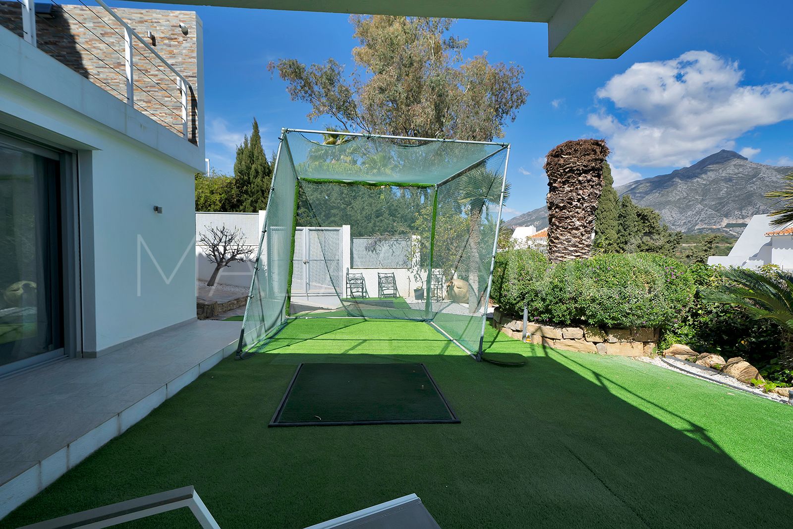 Villa for sale in Las Lomas de Nueva Andalucia