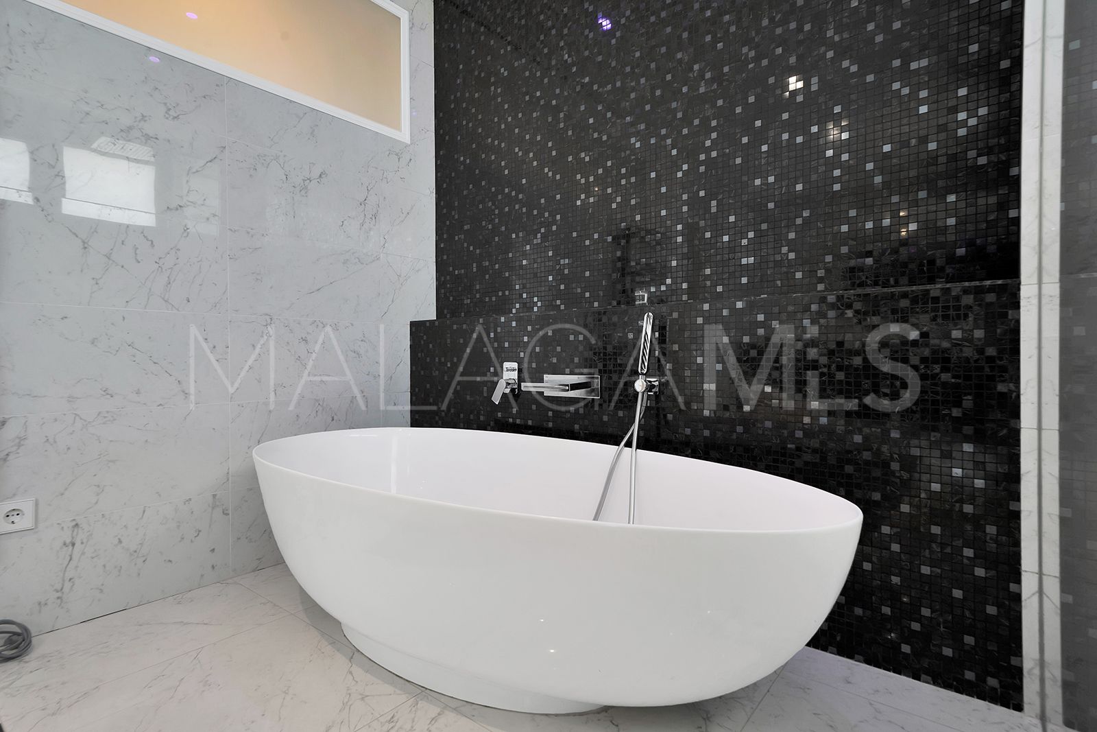 Villa for sale in Las Lomas de Nueva Andalucia