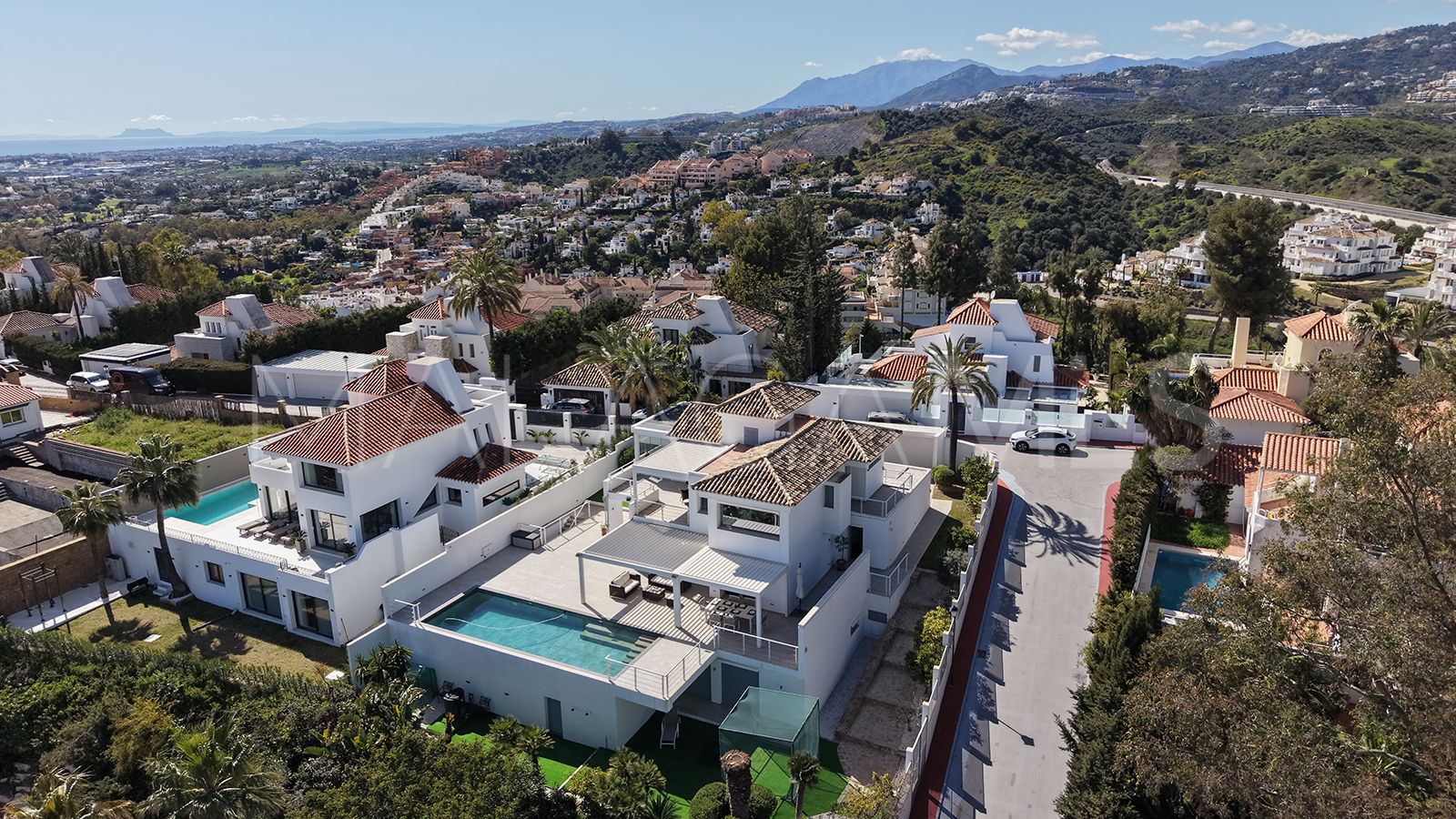Villa for sale in Las Lomas de Nueva Andalucia