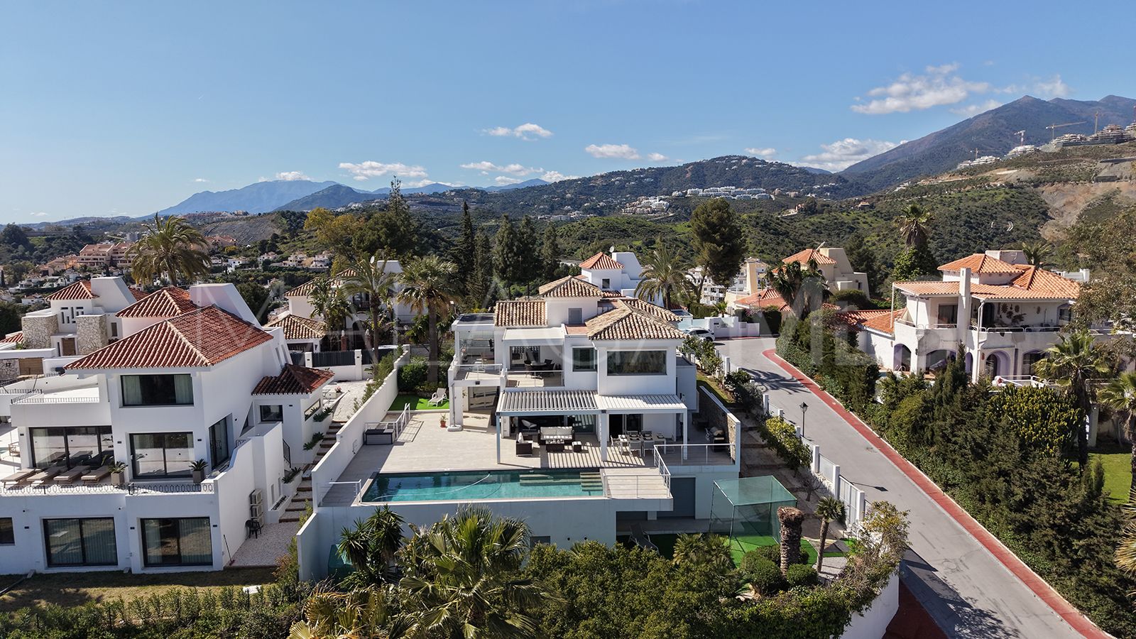 Villa for sale in Las Lomas de Nueva Andalucia