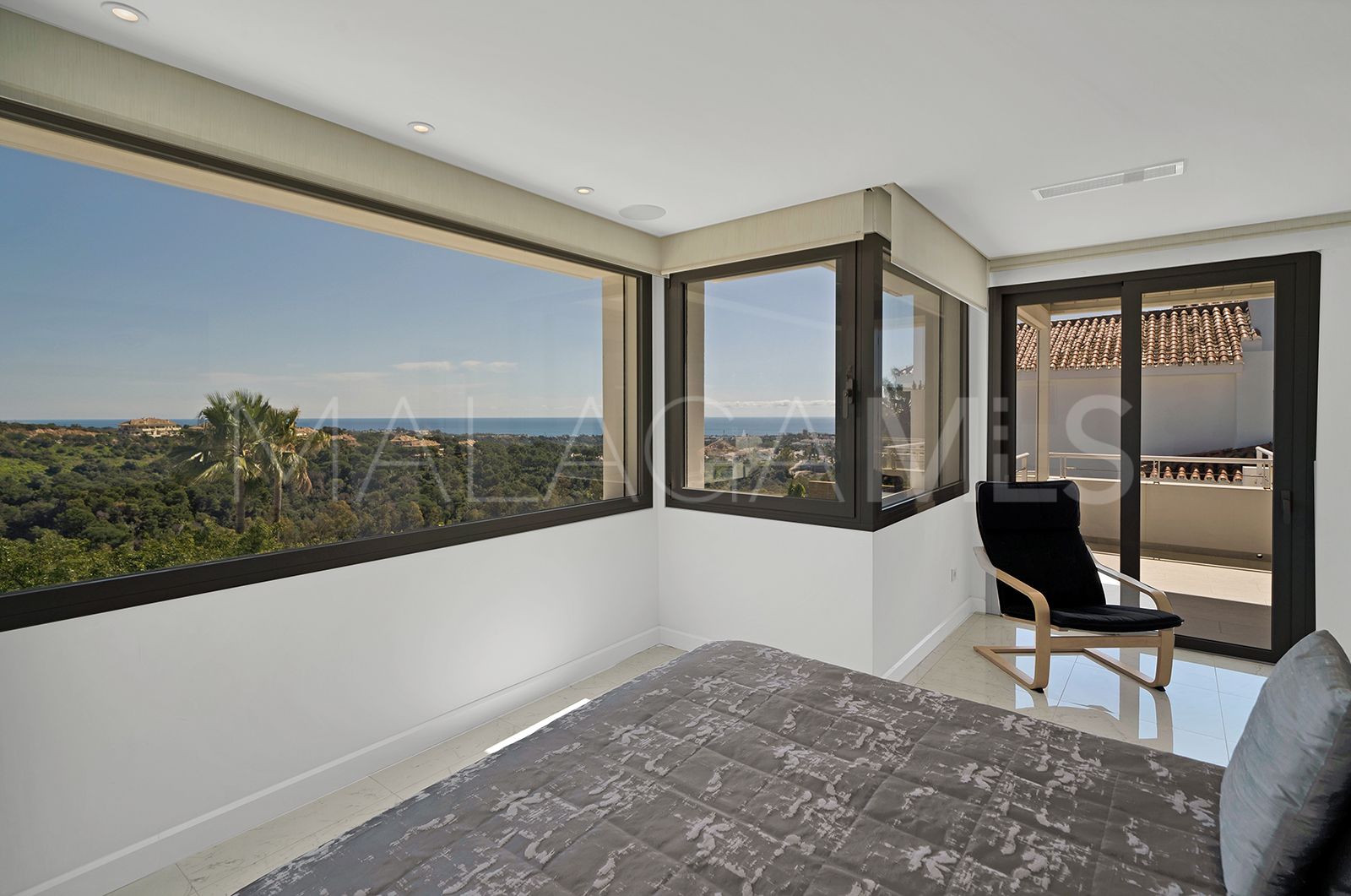 Villa for sale in Las Lomas de Nueva Andalucia