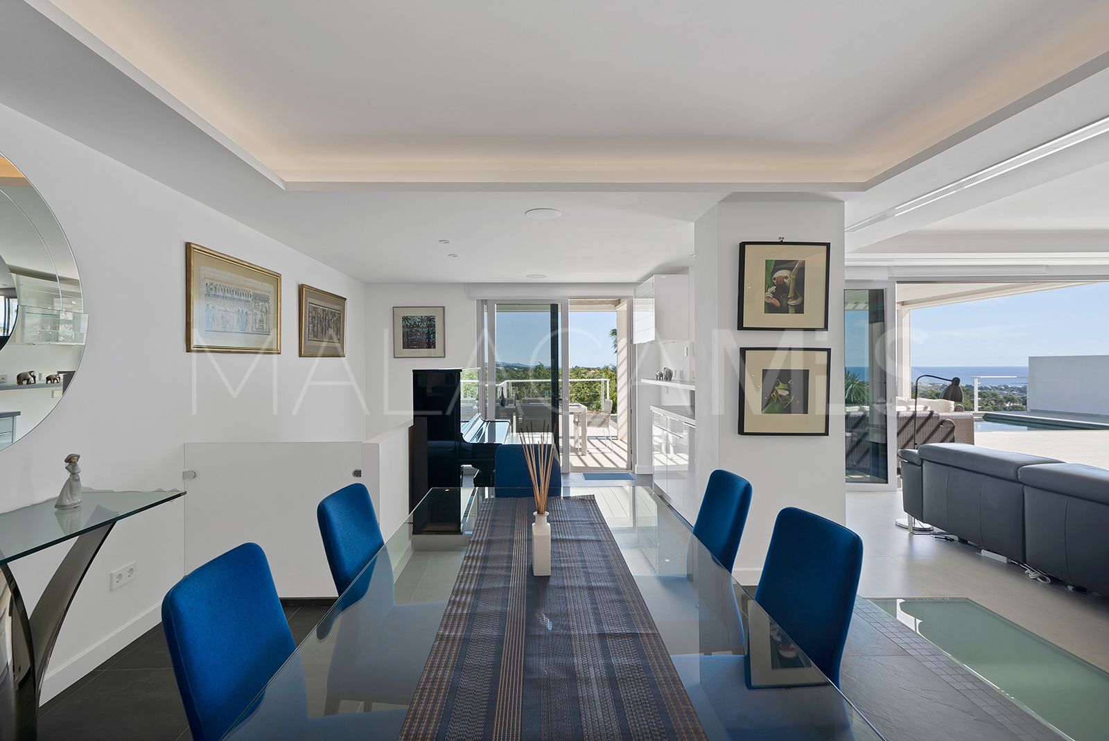 Villa for sale in Las Lomas de Nueva Andalucia