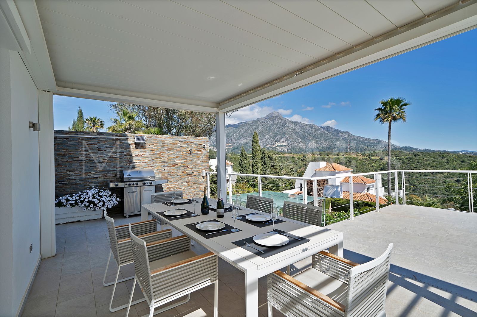 Villa for sale in Las Lomas de Nueva Andalucia
